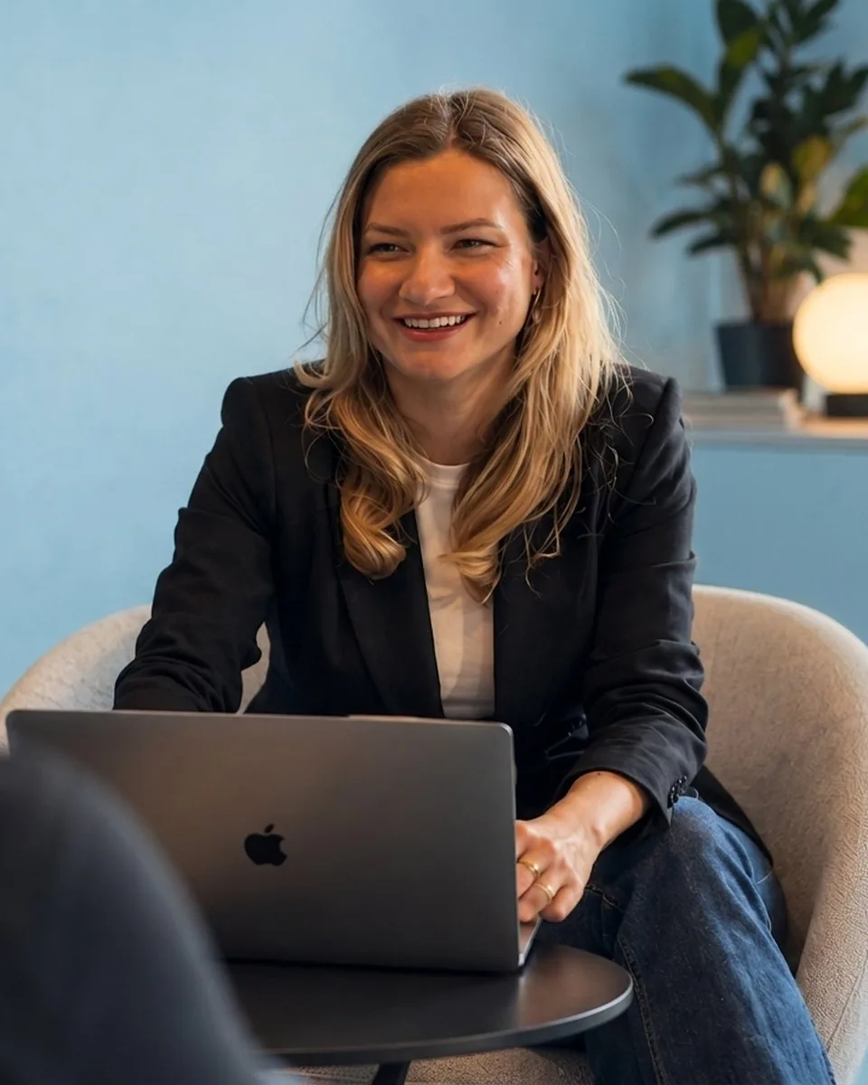 Mel Nikolic in a 1:1 coaching session with a founder, laptop open
